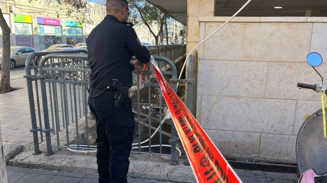 אישה פצועה עם חבלות בגופה בדירתה אישה פצועה עם חבלות בגופה בדירתה