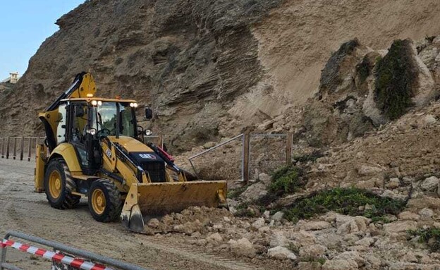 קריסת מצוק בסמוך לחוף השרון (צילום: דוברות עיריית הרצליה)