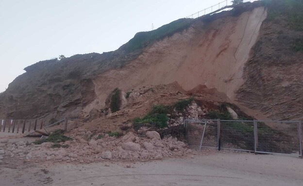 קריסת מצוק בסמוך לחוף השרון (צילום: דוברות עיריית הרצליה)