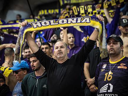 אוהדי הפועל חולון סיפקו אווירה נהדרת בזיסמן (עודד קרני)