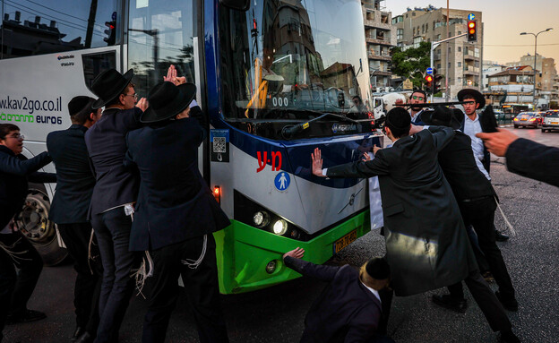 מפגיני הפלג הירושלמי חוסמים כביש סמוך לבני ברק  (צילום: איתי רון, פלאש 90)