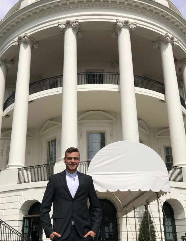 איתן ביום הגשמת משאלתו לפני כניסתו לבית הלבן איתן ביום הגשמת משאלתו לפני כניסתו לבית הלבן