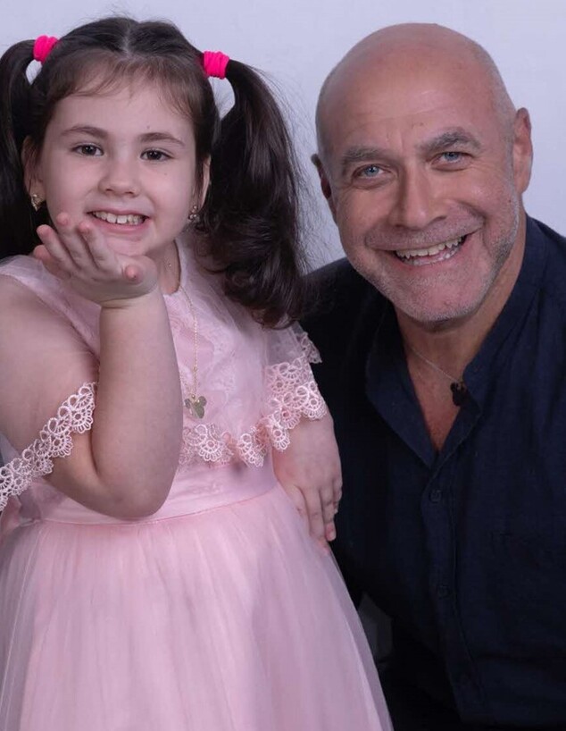 אווה עם דביר בנדק, נשיא Make-A-Wish, בצילומי קמפיין לעמותה אווה עם דביר בנדק, נשיא Make-A-Wish, בצילומי קמפיין לעמותה