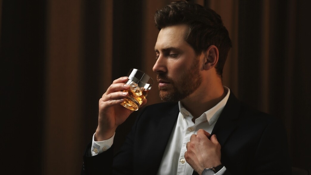 גבר שותה ג'וני ווקר גבר שותה ג'וני ווקר