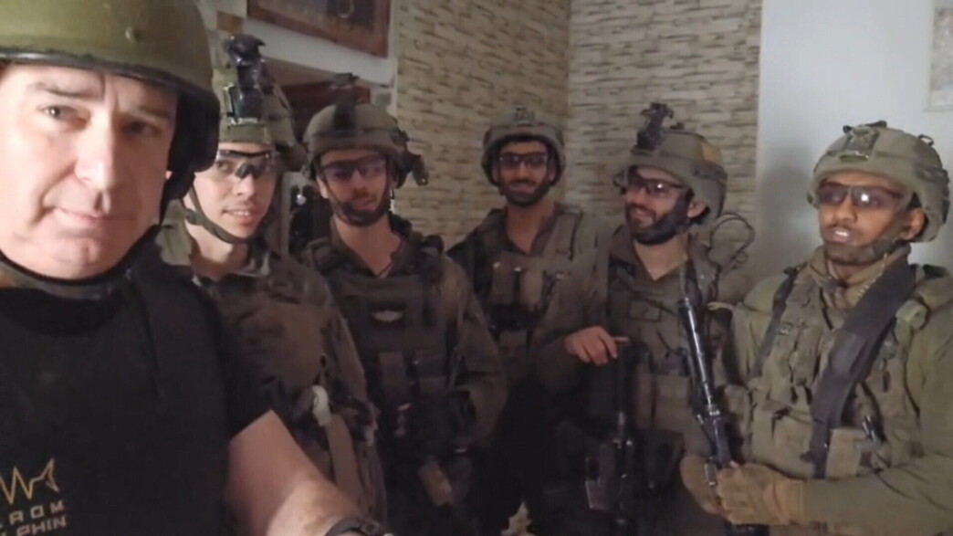 ניר דבורי עם לוחמי צה"ל בטולכרם 