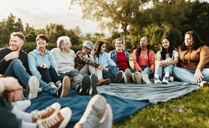 קבוצה בפארק (צילום: AlessandroBiascioli, shutterstock)