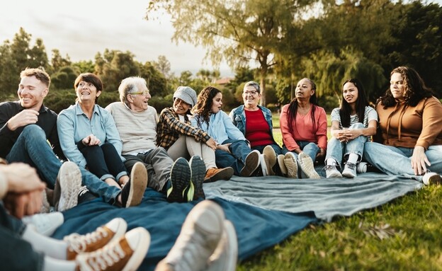 קבוצה בפארק (צילום: AlessandroBiascioli, shutterstock)