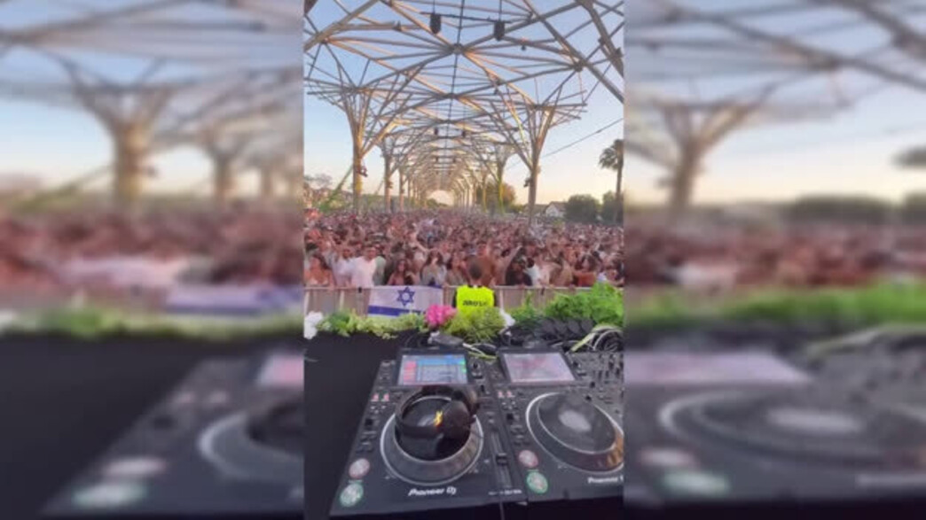 המחווה של אדם טן ומיטה גאמי לחטופים המחווה של אדם טן ומיטה גאמי לחטופים