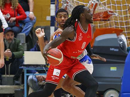 מוטלי, הפעם עם נעליים אדומות, הצטיין (דני מרון)