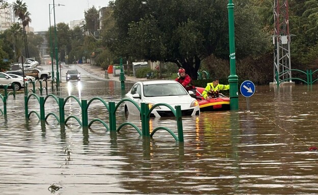 הצפות בחדרה  (צילום: כבאות והצלה חדרה)