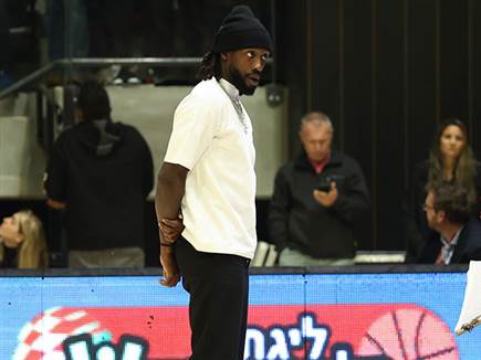 בברלי צפה בחבריו (עודד קרני)