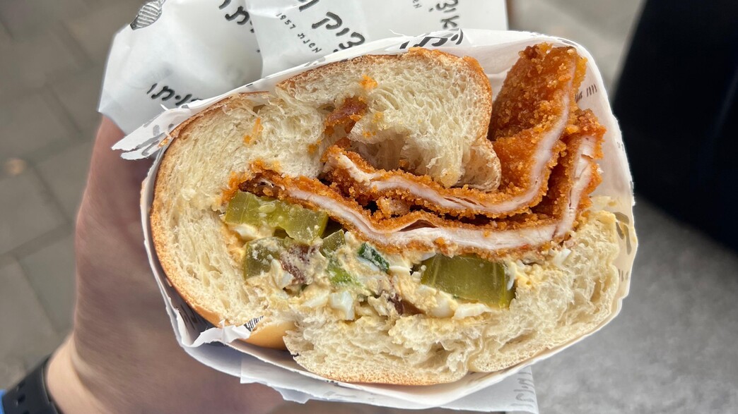 השניצל עצמו מעולה, אבל יש ממנו מעט מדי השניצל עצמו מעולה, אבל יש ממנו מעט מדי