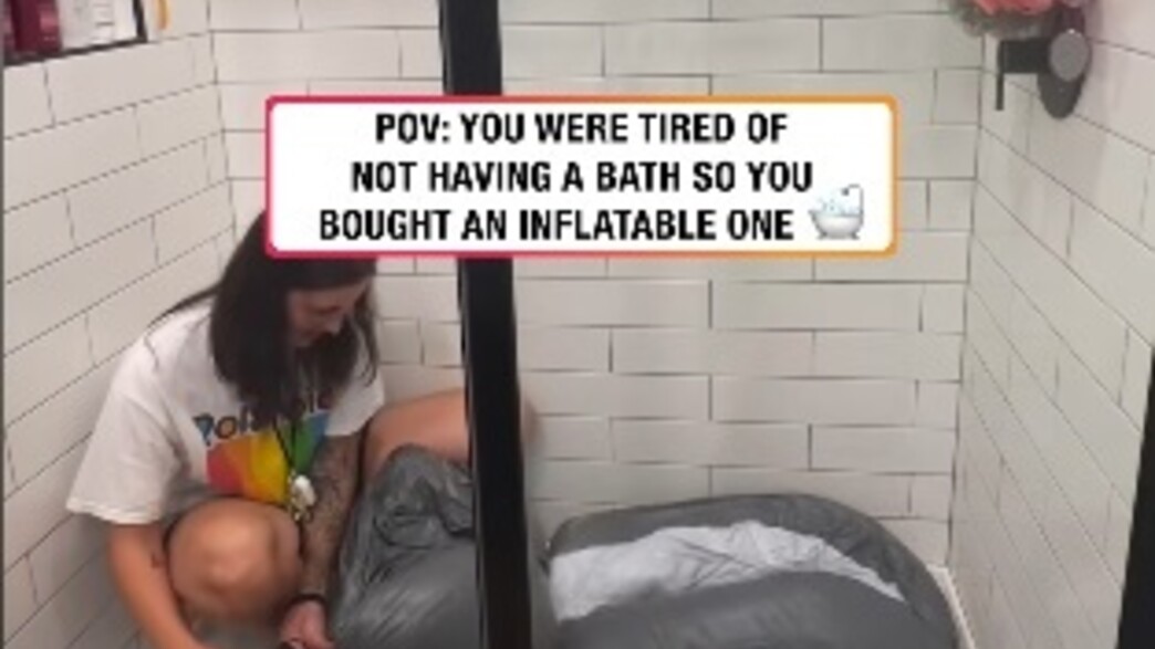 אמבטיה מתנפחת בתוך מקלחון אמבטיה מתנפחת בתוך מקלחון