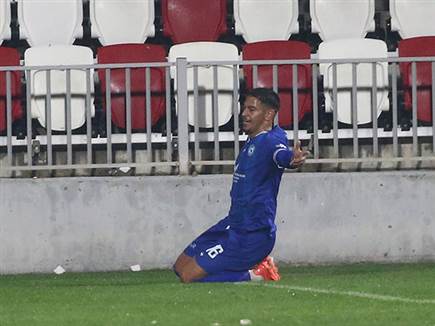 אבל ספגה ראשונה מזערורה (צילום: אודי ציטיאט)