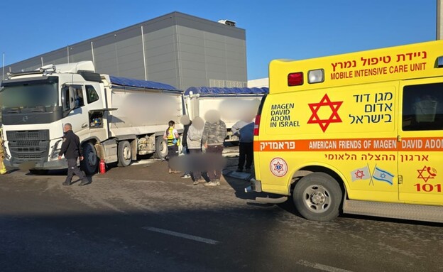 זירת התאונה בין רוכב אופנוע למשאית באשדוד (צילום: דוברות מד