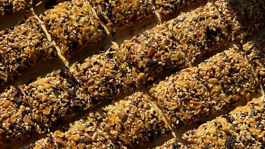 קרקרים ממכרים בציפוי גרעינים