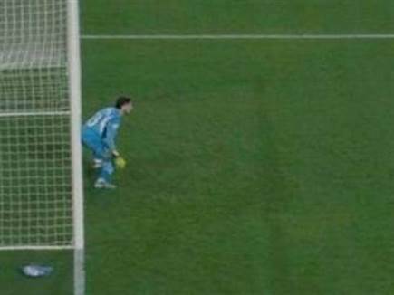 סטולה דימיטרייבסקי ברגע בעיטת הפנדל. השוער עומד בבירור מחוץ לקו הש סטולה דימיטרייבסקי ברגע בעיטת הפנדל. השוער עומד בבירור מחוץ לקו הש