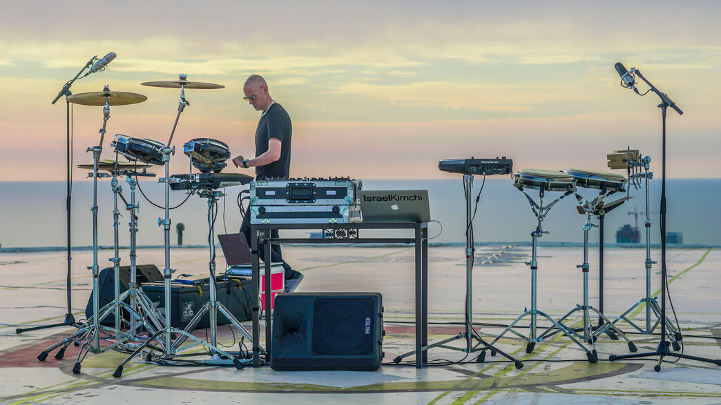 דיג'יי דראמר על גג עזריאלי 