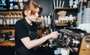 עובדת בבית קפה (צילום: shutterstock)