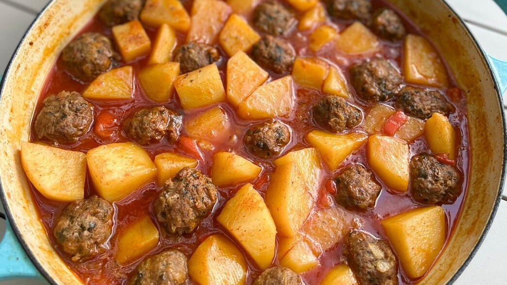 קציצות בשר מבושלות עם תפוחי אדמה