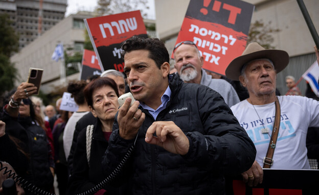 השר עמיחי שיקלי בהפגנת תמיכה (צילום: מרים אלסטר, פלאש 90)