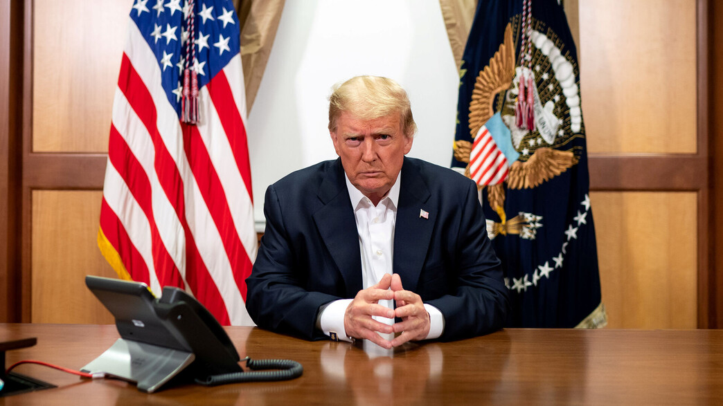 הנשיא דונלד טראמפ במשרד לאחר החלמתו מקורונה