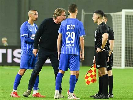 המאמן הורחק במחצית, כשמשם המשחק רק הלך וקרס עבור האורחת (ברני ארדוב)