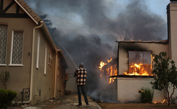 שריפות בשכונת אלטדנה בקליפורניה (צילום: getty images)