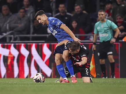 על הדשא שתי הקבוצות נאבקו (צילום: מאור אלקסלסי)