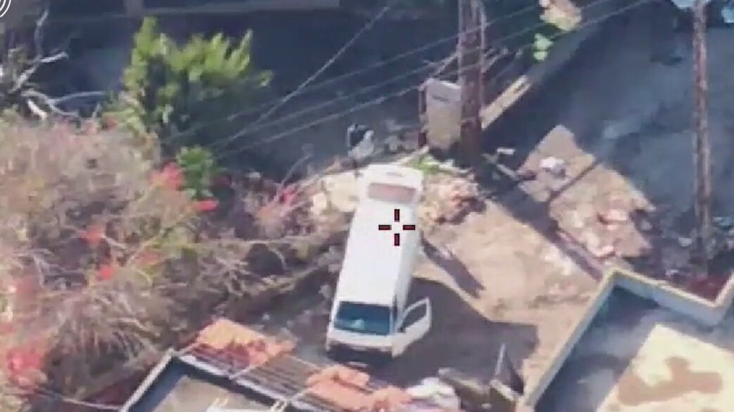 פעילי חיזבאללה מעבירים אמצעי לחימה במרחב בני חיאן פעילי חיזבאללה מעבירים אמצעי לחימה במרחב בני חיאן