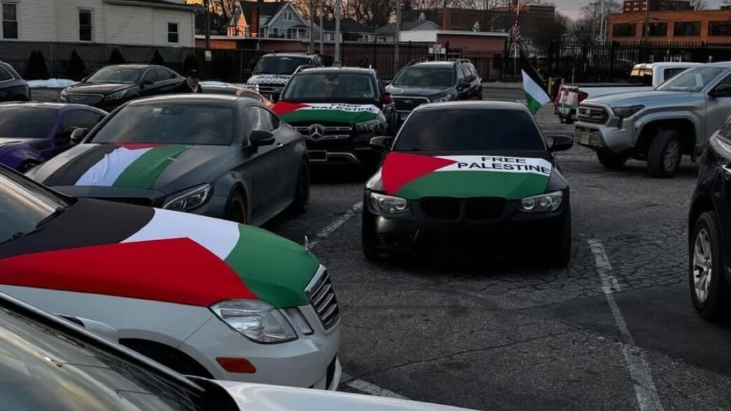 שיירת רכבים בהפגנה פרו פלסטינית בקונטיקט, ארה"ב