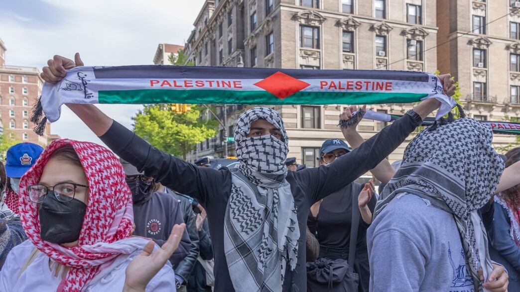 מפגנים עם מסכות בהפגנה פרו פלסטינית ניו יורק מפגנים עם מסכות בהפגנה פרו פלסטינית ניו יורק