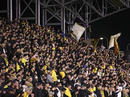 עם קהל גדול שעוכב בכניסה (צילום: מאור אלקסלסי)