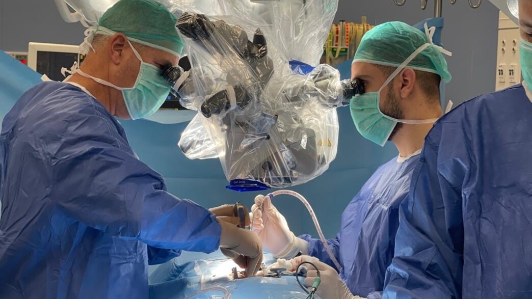 ד"ר ליאור מרום מבצע ניתוח ד"ר ליאור מרום מבצע ניתוח