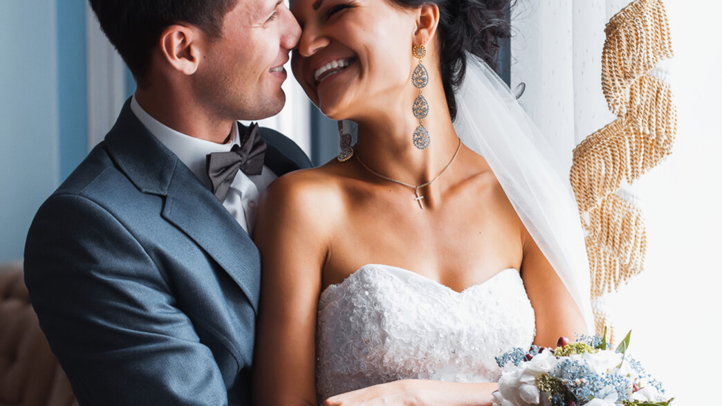 חתן וכלה עומדים מול החלון