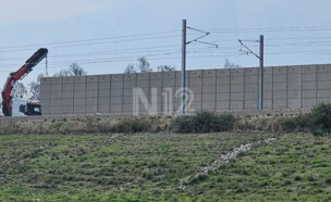 צה"ל החל לבנות חומות בעוטף מחשש לירי נ"ט (צילום: N12)