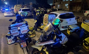 זירת הרצח בקריית עקרון (צילום: דוברות מד"א)