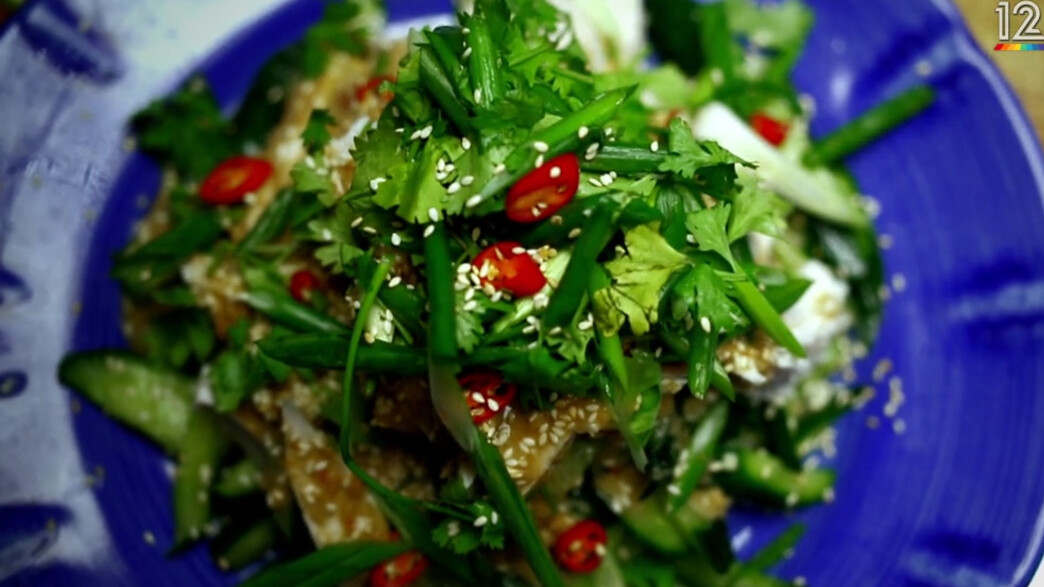 סלט מלפפונים עם עוף אסייתי