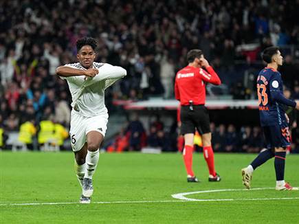 ואנדריק השלים צמד ראשון במדים הלבנים בדרך לשלב הבא (Getty)