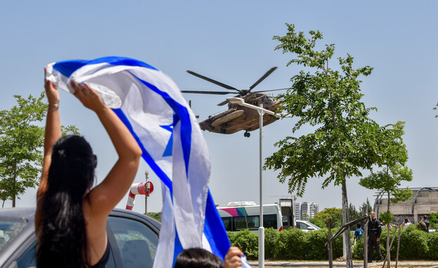 שחרור חטופים בעסקה הראשונה (צילום: אבשלום ששוני, פלאש 90)