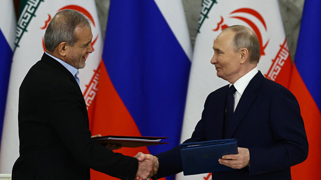 פוטין ונשיא איראן פזשכיאן בחתימת ההסכם בקרמלין