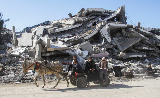 עזתים חוזרים לבתיהם (צילום: reuters)