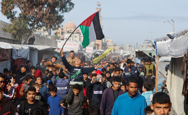 עזתים חוזרים לבתיהם (צילום: reuters)