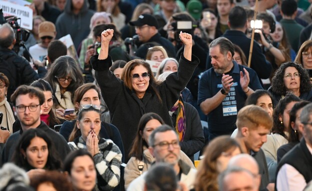 כיכר החטופים ברגעי שידור החזרת החטופות  (צילום: פאולינה פטימר)