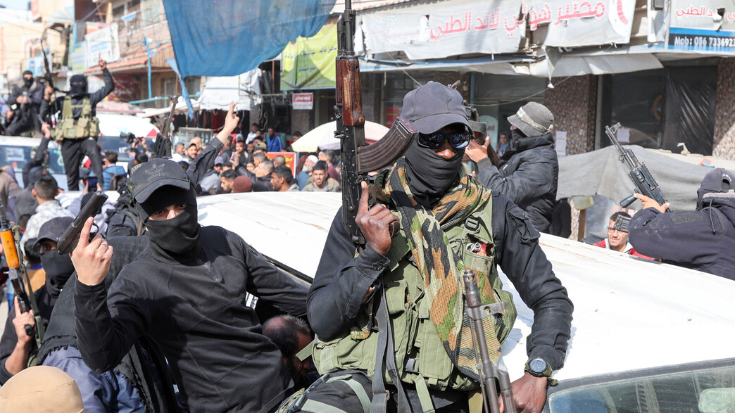 מחבלי חמאס שיצאו מהמנהרות לאחר הפסקת האש מחבלי חמאס שיצאו מהמנהרות לאחר הפסקת האש