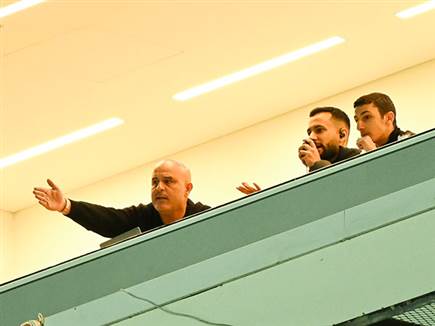 יוסי אבוקסיס המורחק, קצת פחות (ברני ארדוב)