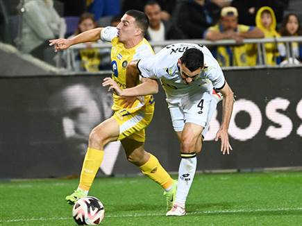 החגיגה החלה מוקדם, עם ההכשלה על אושר דוידה (ברני ארדוב)