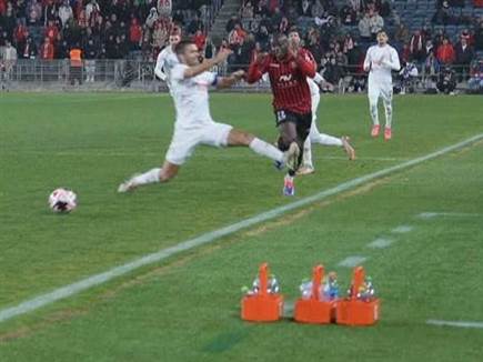 לא שולפים אדום על ניסיון לפגוע, אלא רק על הפגיעה עצמה (צילום: ספורט 5)