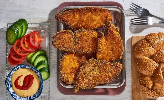 שניצל אפוי בתנור. חשוב להגיש מיד (צילום: נמרוד סונדרס, mako אוכל)