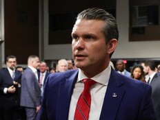 התמונה שעוררה סערה: שר ההגנה האמריקני במוקד